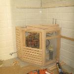 Teknisen tilan sovitus ja piilottaminen1 neliön wc-tilaan.