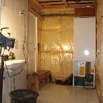 Kylpyhuone-ja Saunaremontti:Vesivaraajan siirto lauteiden alle.