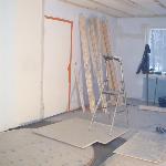 Autotalit ja yläkerran yhdistävä porrasaukon valu tehty ilmastoinputki varauksin.Samalla huone remontoitiin.