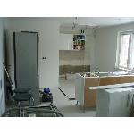 Yläkerran keittiö ja ruokahuone pikaremontoitiin vkl:n aikana:maalaus,laminaatti ja keittiöön laattalattia.