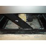 Hätyönä tehty ammatipesukoneen kiinnitysraudoitukset alustaansa.