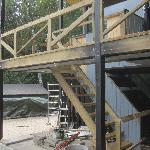 Raput linjattu ja haettu oikea korko. Vajoamisen syy:laatoituksen alla ei anturaa.