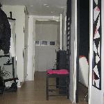 Peili,Hyllytaso ja tilasuunnittelu Juha Viiltola.Mukautettu tuoli Charles Mcintoshin alkuperäisestä tekijänä Juha Viiltola