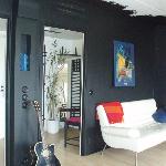 Tilasuunittelu,valaistus ja remontin tekijä Juha Viiltola.Trubadurointi kitaran kanssa sama henkilö...