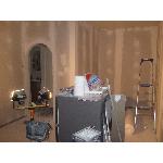 Seinät saneerauslevyin oiottuna ja osin tasoitettuna 15.01.2010.