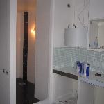 Kylpyhuone ja keittiö saamassa muotojaan.