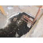 Vesi-ja lämmitysputkistot keskellä oviaukkoa laajensivat loppuosan pintaremontin täyssaneeraukseksi alakerran 80 neliöllä, sekä osin yläkertaan ulottuen.