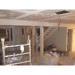 Eteisen AV seinä ja olohuoneen katon  sekä AV seinän pintatasoon upotettavat kaiuttimet.