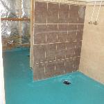 Vesieristys ja osa laatoituksia asiakastoiveen mukaan.