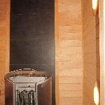 Kiuas ja osa valaistusta.